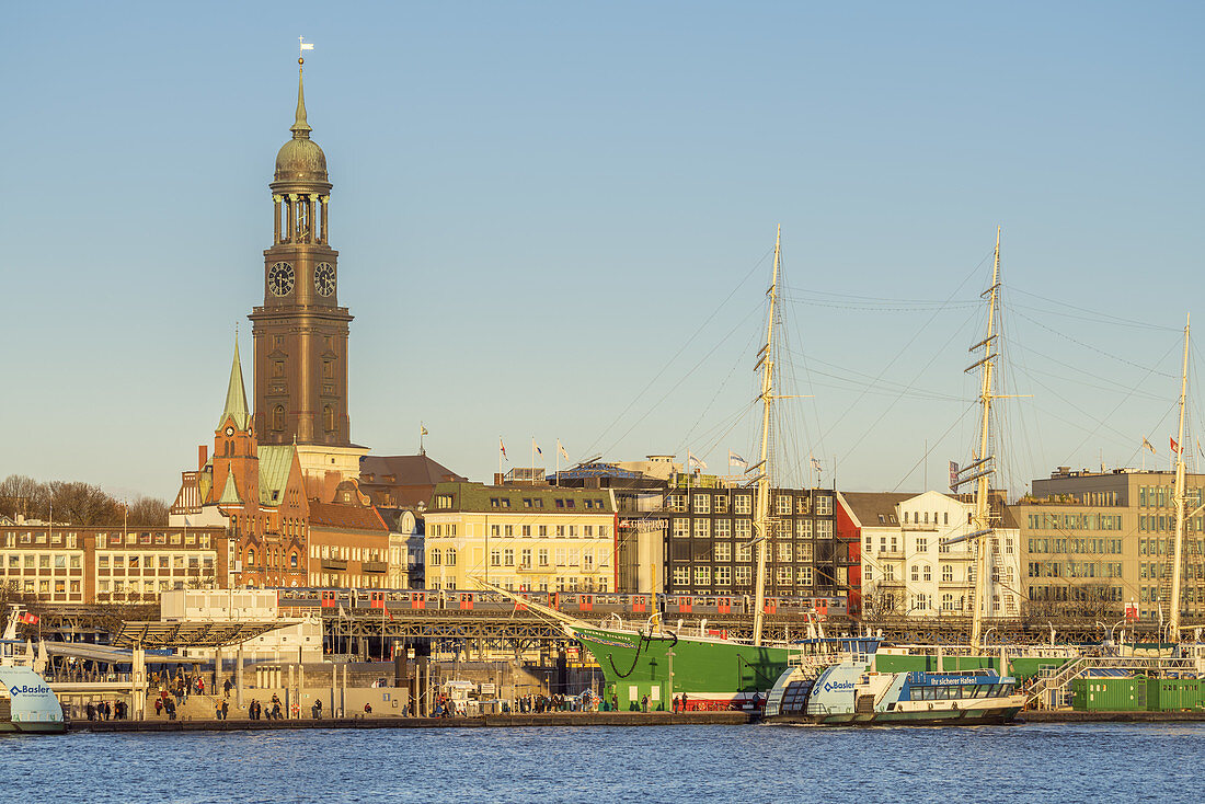Blick auf den Michel mit Museumsschiff an den St. Pauli Landungsbrücken im Hamburger Hafen, Freie Hansestadt Hamburg, Norddeutschland, Deutschland, Europa