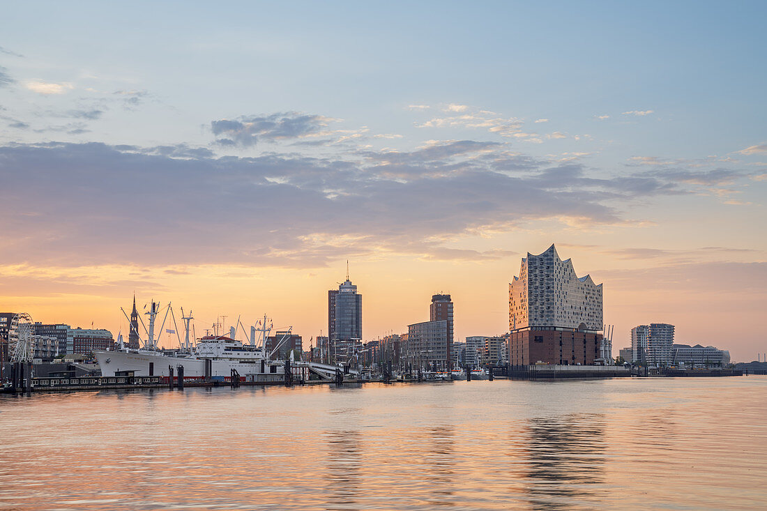 Morgenrot über der HafenCity mit Elbphilharmonie, Freie Hansestadt Hamburg, Norddeutschland, Deutschland, Europa