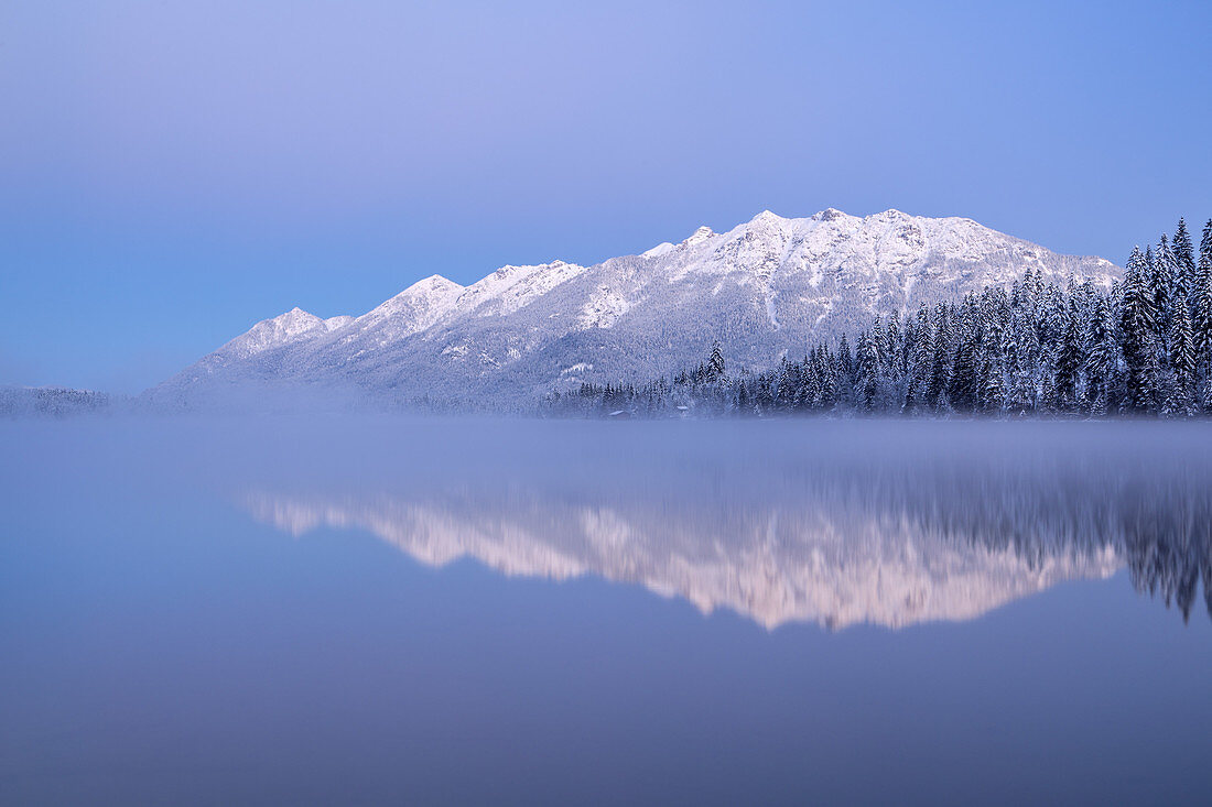 Winter am Barmsee mit Blick auf die Soierngruppe, Krün, Werdenfelser Land, Oberbayern, Bayern, Deutschland