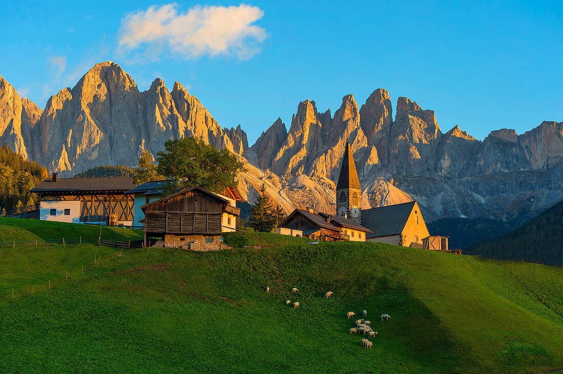 St. Magdalena, mit der Geislergruppe, im Villnösstal, UNESCO Weltnaturerbe, Südtirol, Italien