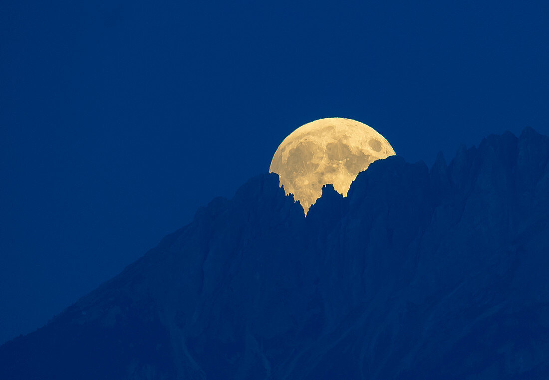 Mondaufgang am Latemar, in den Südtiroler Dolomiten, UNESCO Weltnaturerbe, Eggental, Italien