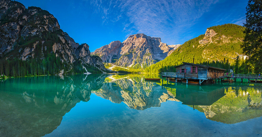 Der Pragser Wildsee, Naturdenkmal und UNESCO Weltnaturerbe im Pragsertal, Südtirol, Italien