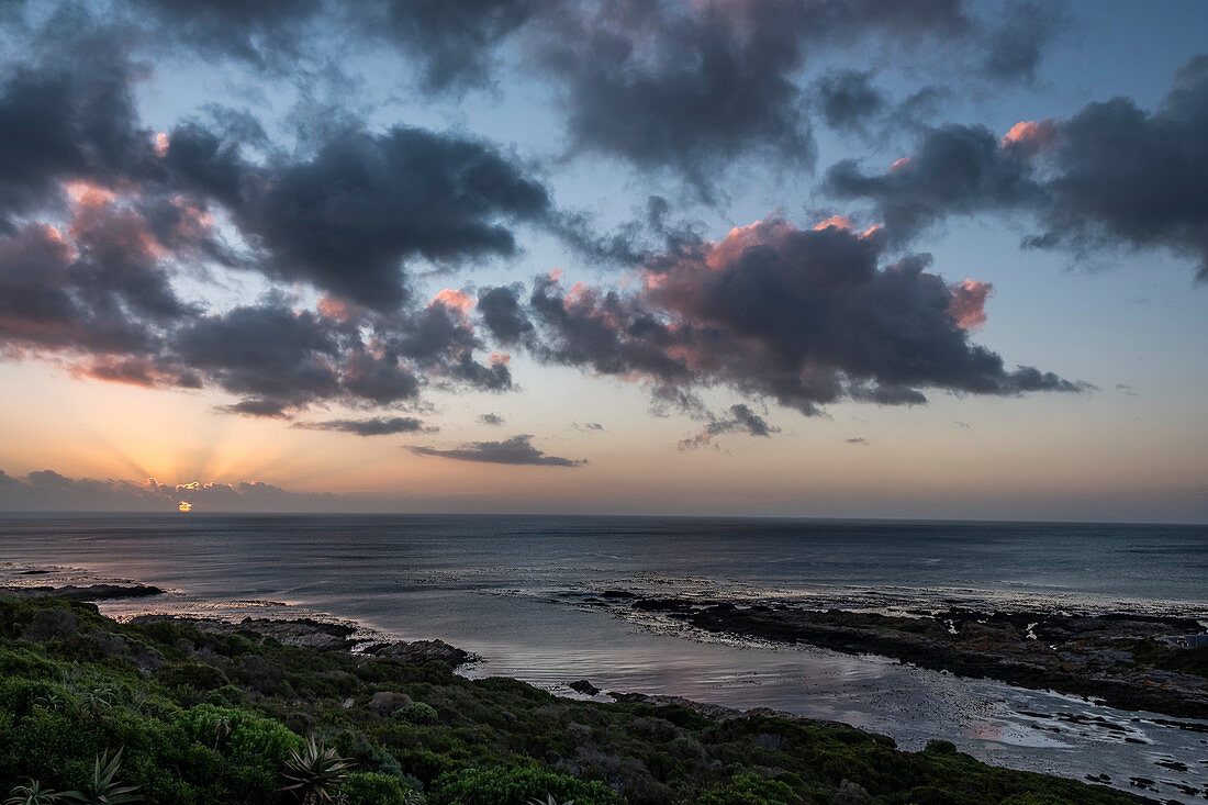 Sonnenuntergang an der Küste bei De Kelters, Gansbaai, Garden Route, Südafrika, Afrika