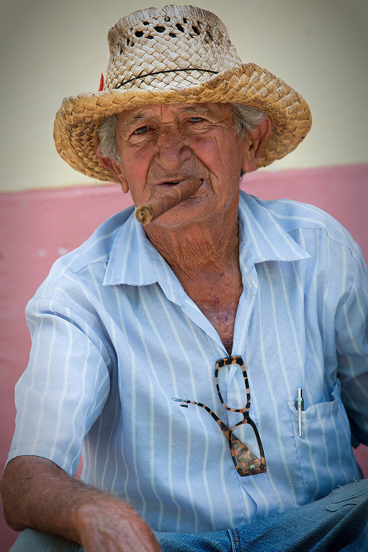 Mann mit Zigarre und Strohhut in Trinidad, Kuba\n