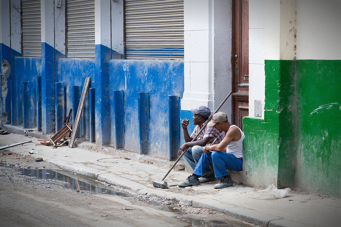 Straßenarbeiter auf der Straße von Havanna, Kuba\n