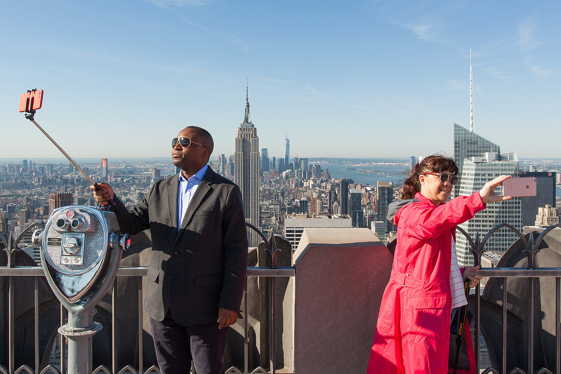 TOURISTS TAKING SELFIES ON THE PANORAMIC TERRACE OF TOP OF THE ROCK, OBSERVATORY AT TOP OF THE ROCK, ROCKEFELLER CENTER, MIDTOWN MANHATTAN, NEW YORK CITY, NEW YORK, UNITED STATES, USA