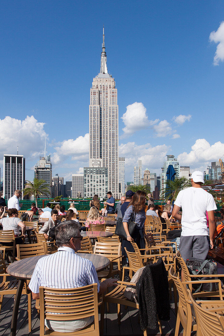 Blick auf Empire State Building und auf Gebäude von Midtown von der Terrasse der '230 Fith' Dachbar, Manhattan, New York City, New York, Vereinigte Staaten, USA