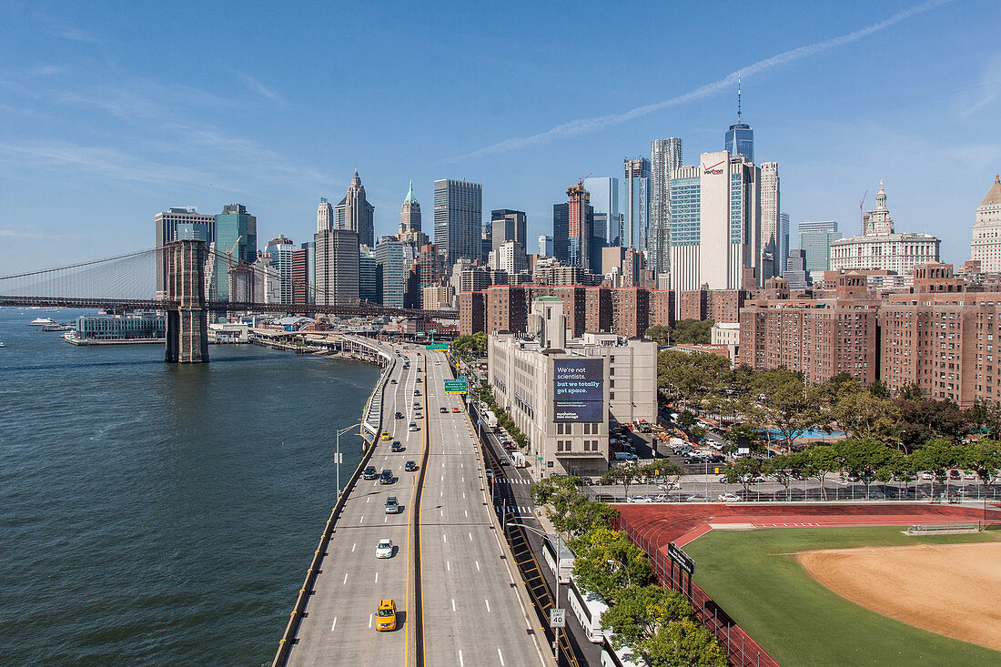 PANORAMA OF THE BROOKLYN BRIDGE AND THE MANHATTAN SKYLINE WITH ONE WORLD TRADE CENTER SEEN FROM THE MANHATTAN BRIDGE, EAST RIVER, BROOKLYN BRIDGE, ARCHITECTURE, MONUMENT, FINANCIAL DISTRICT, LOWER MANHATTAN, NEW YORK CITY, NEW YORK, UNITED STATES, USA