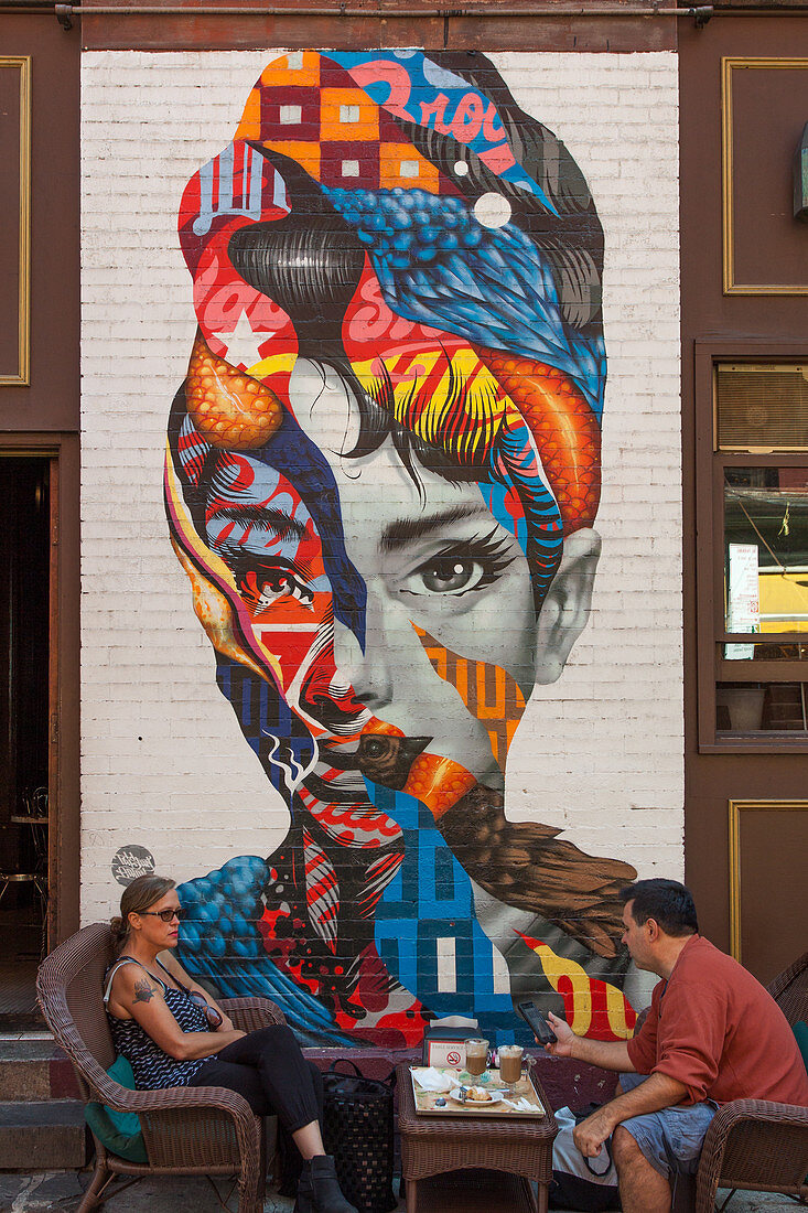 Vom Street Artist Tristan Eaton in 2013 gemaltes Wandbild von der Schauspielerin Audrey Hepburn auf einer Wand in Little Italy, Lower Manhattan, New York City, New York, Vereinigte Staaten, USA