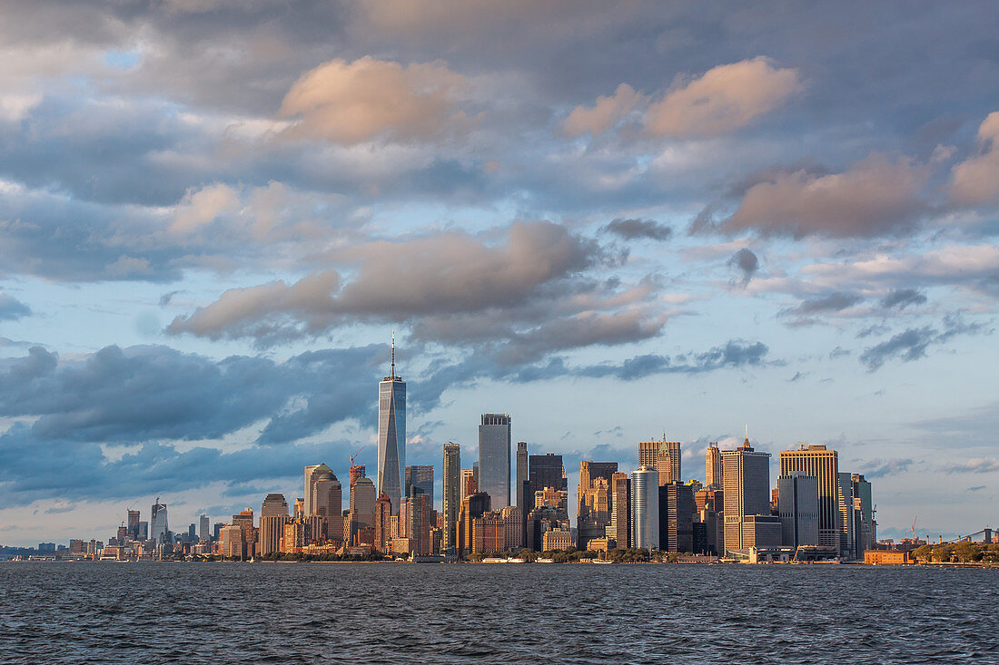 Skyline von Manhattan mit One World Trade Center und dem Finanzbezirk, New York City, New York, Vereinigte Staaten, USA
