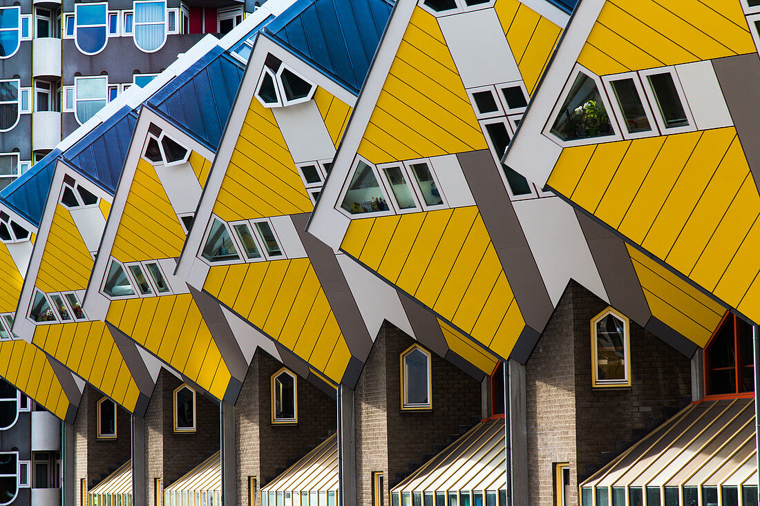 Die kubischen Häuser Kubuswoningen, Stayokay Jugendhostel, Blaak-Bahnhof, Rotterdam, Niederlande
