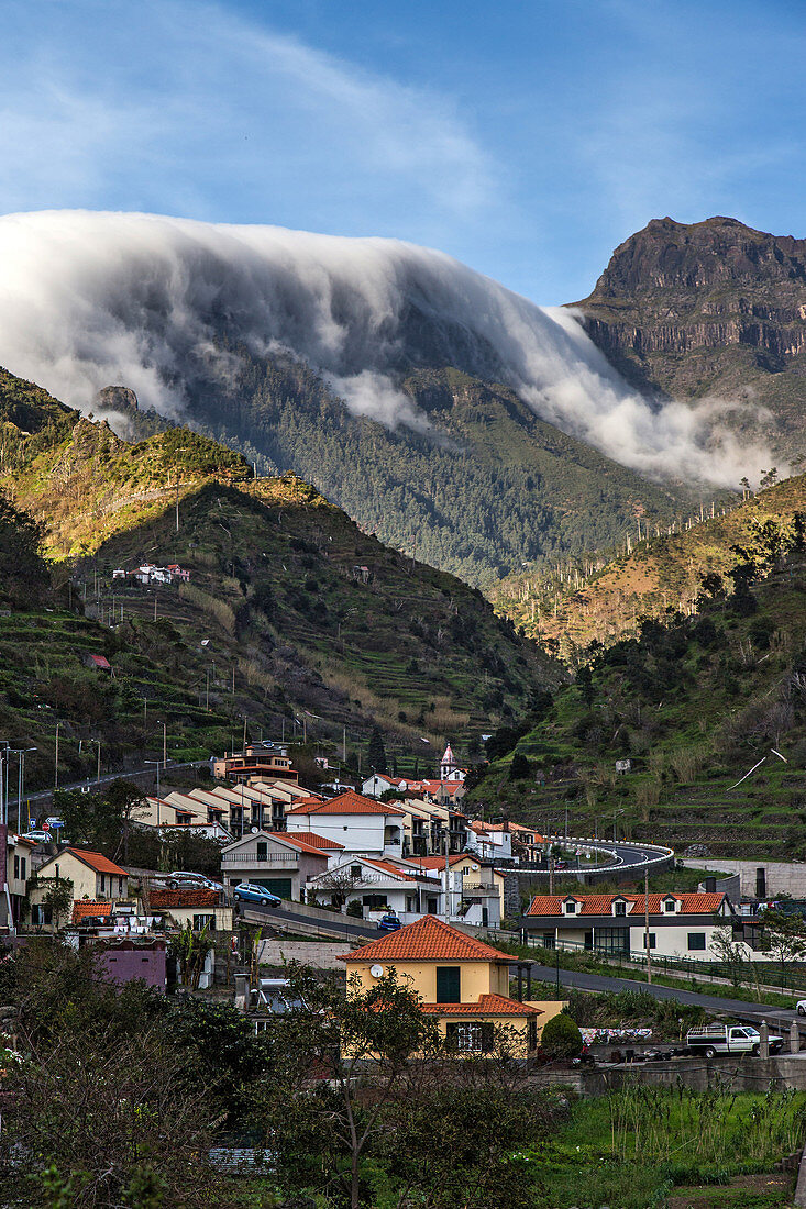 Wolken umhüllen die Berge auf dem Weg nach Serra-De-Agua, Madeira, Portugal
