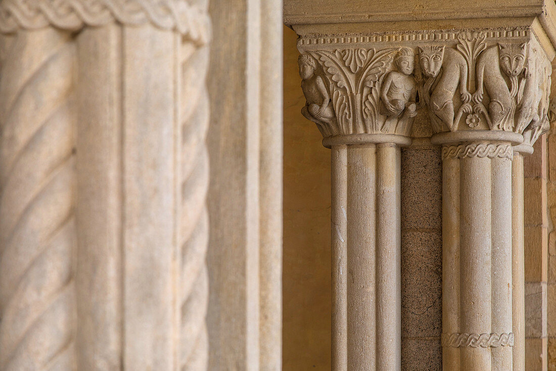 Hauptsäule der Eingangshalle mit Kapitellen, die mit skelettartigen Figuren und Drachen verziert sind, Narthex der Sacre Coeur Basilica, Paray-Le-Monial, Frankreich