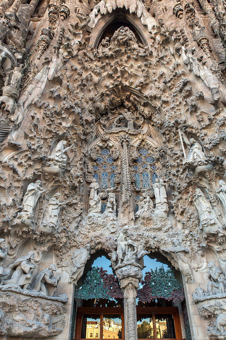 Tür der Wohltätigkeitsorganisation, die die Visitation vertritt, Basilica la Sagrada Familia, Sühnentempel, Barcelona, Katalonien, Spanien