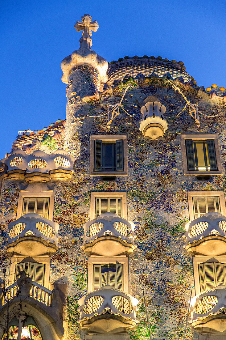 Fassade bei Nacht und Balkone mit weißen Wasserlilien-Mosaiken, Casa Batllo des Architekten Antonio Gaudi, Passeig De Gracia, Barcelona, Katalonien, Spanien