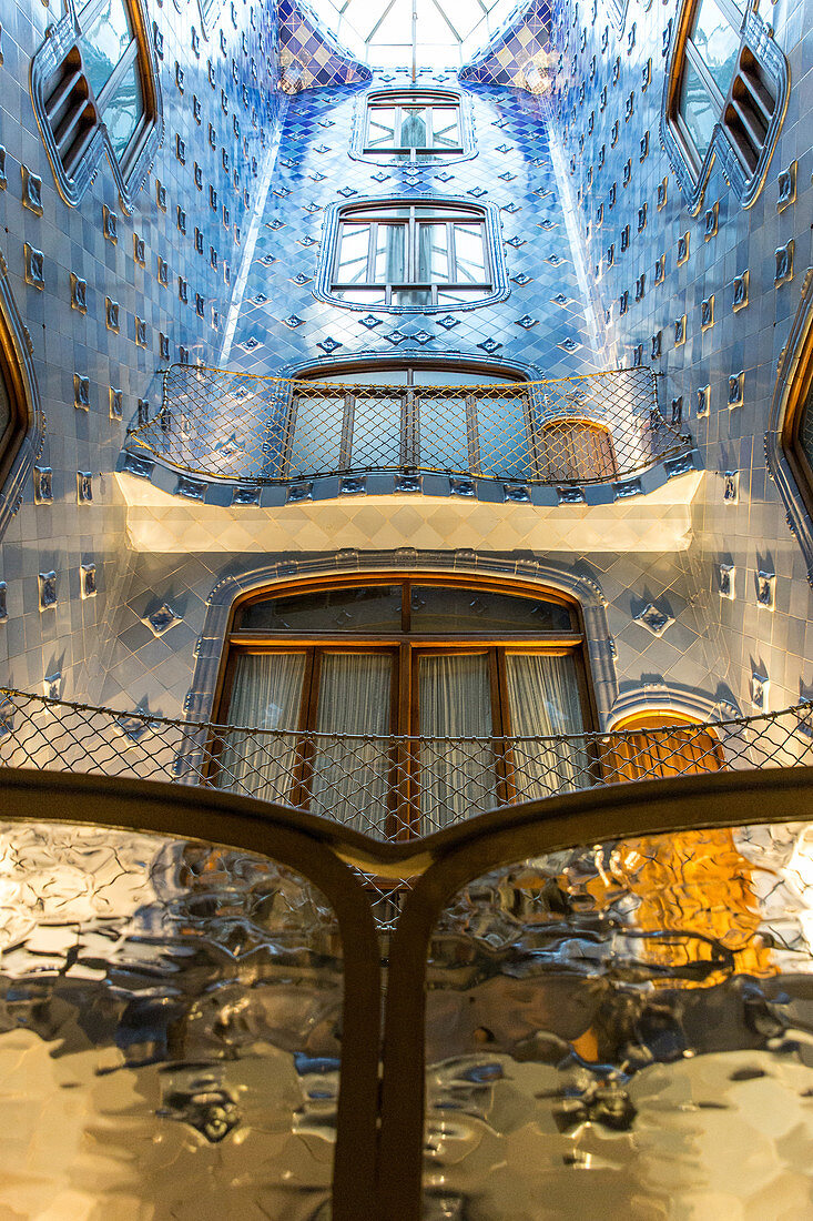 Lichtschacht, Fenster und blaue Mosaik, Casa Batllo von dem Architekten Antonio Gaudi, Passeig De Gracia, Barcelona, Katalonien, Spanien