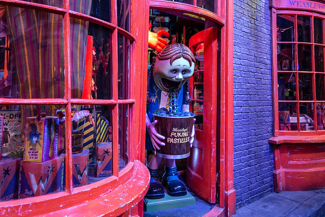 Weasleys Zauberhafte Zauberscherze' (Fred and George Weasley'S Wheezes Shop), Studio Tour London, 'Making of Harry Potter', Warner Bros, Leavesden, Vereinigtes Königreich