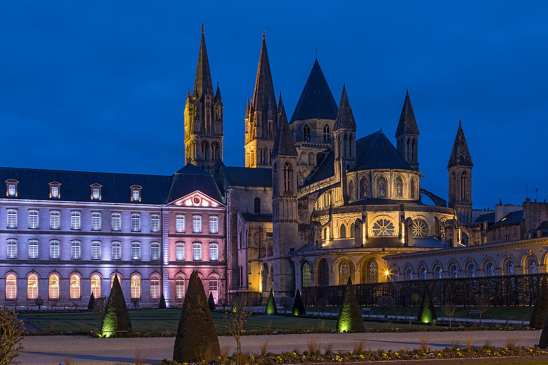Rathaus und Abteikirche Sainte-Étienne de Caen (auch bekannt als Abbaye Aux Hommes ), gegründet im 11. Jahrhundert von Wilhelm dem Eroberer, und wiederaufgebaut im 18. Jahrhundert, Caen, Frankreich