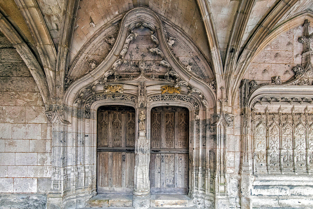 Eingangstür des Refektoriums, Abtei Saint-Wandrille, erbaut von Benediktinermönchen zwischen dem 11. und 16. Jahrhundert, Frankreich