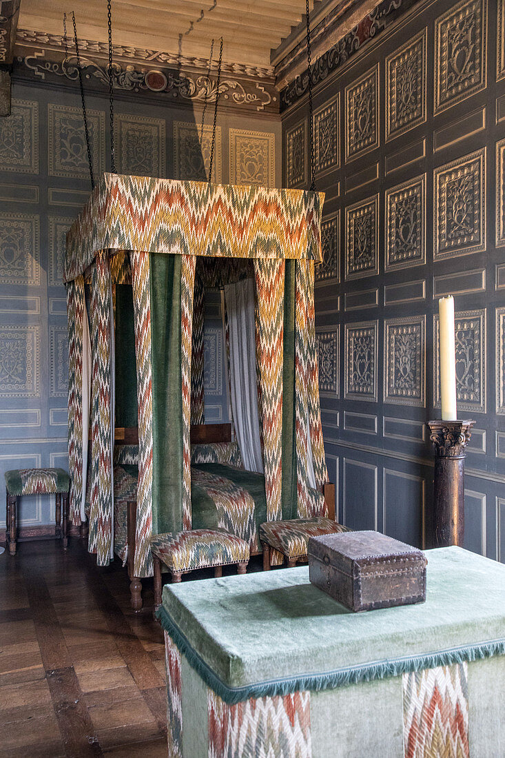 LOUIS XI BEDROOM, CHATEAU DE CARROUGES, BUILT OF RED BRICK BETWEEN THE 14TH AND 16TH CENTURIES, CARROUGES (61), FRANCE