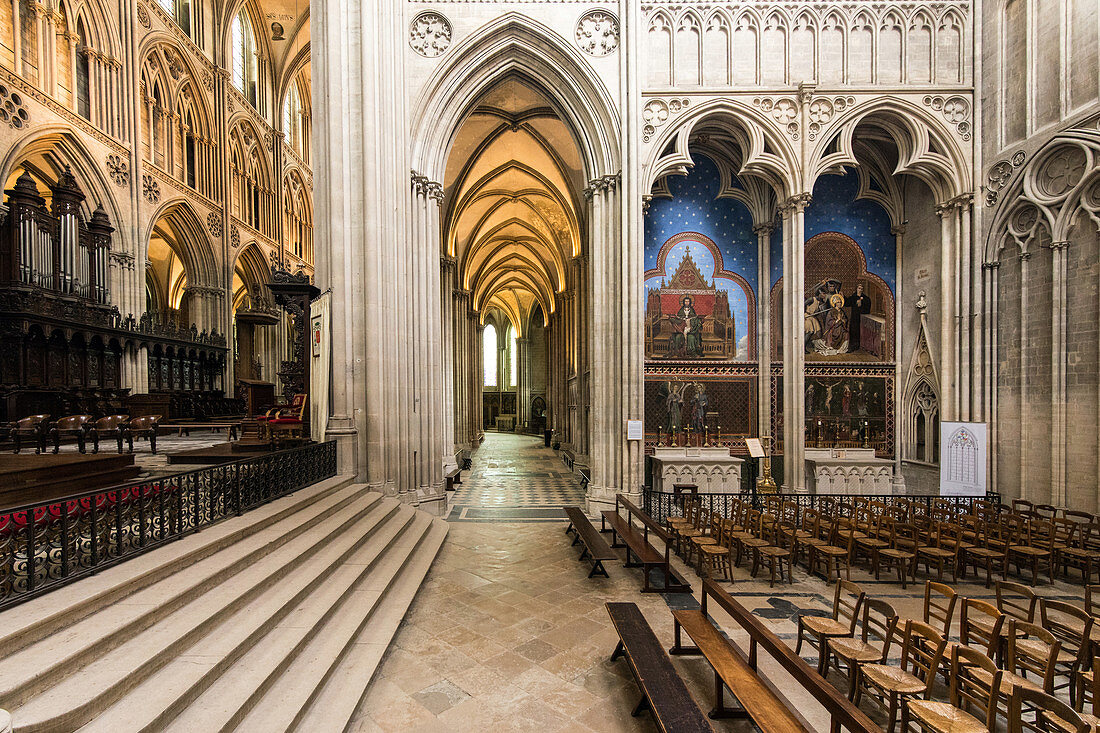 Südarm des Querschiffs mit den Kapellen der Hl. Nicholas und des Hl.Thomas Becket, Kathedrale von Bayeaux (auch als Kathedrale Notre-Dame de Bayeux bekannt), Frankreich