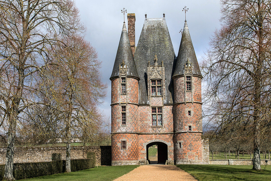 Die kleine Eingangsburg mit vier runden Türmen aus dem 16. Jahrhundert, Château De Carrouges, gebaut aus rotem Ziegel zwischen dem 14. und 16. Jahrhundert, Carrouges, Frankreich