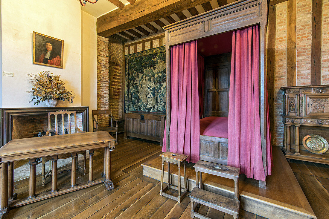 THE LORD'S BEDROOM, THE 15TH CENTURY CHATEAU DE MARTAINVILLE, MARTAINVILLE-EPREVILLE (76), FRANCE