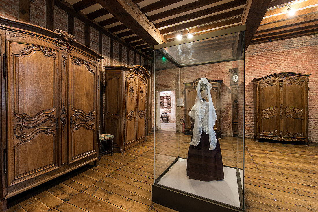 THE HALL OF CABINETS FROM THE 18TH CENTURY, THE 15TH CENTURY CHATEAU DE MARTAINVILLE, MARTAINVILLE-EPREVILLE (76), FRANCE