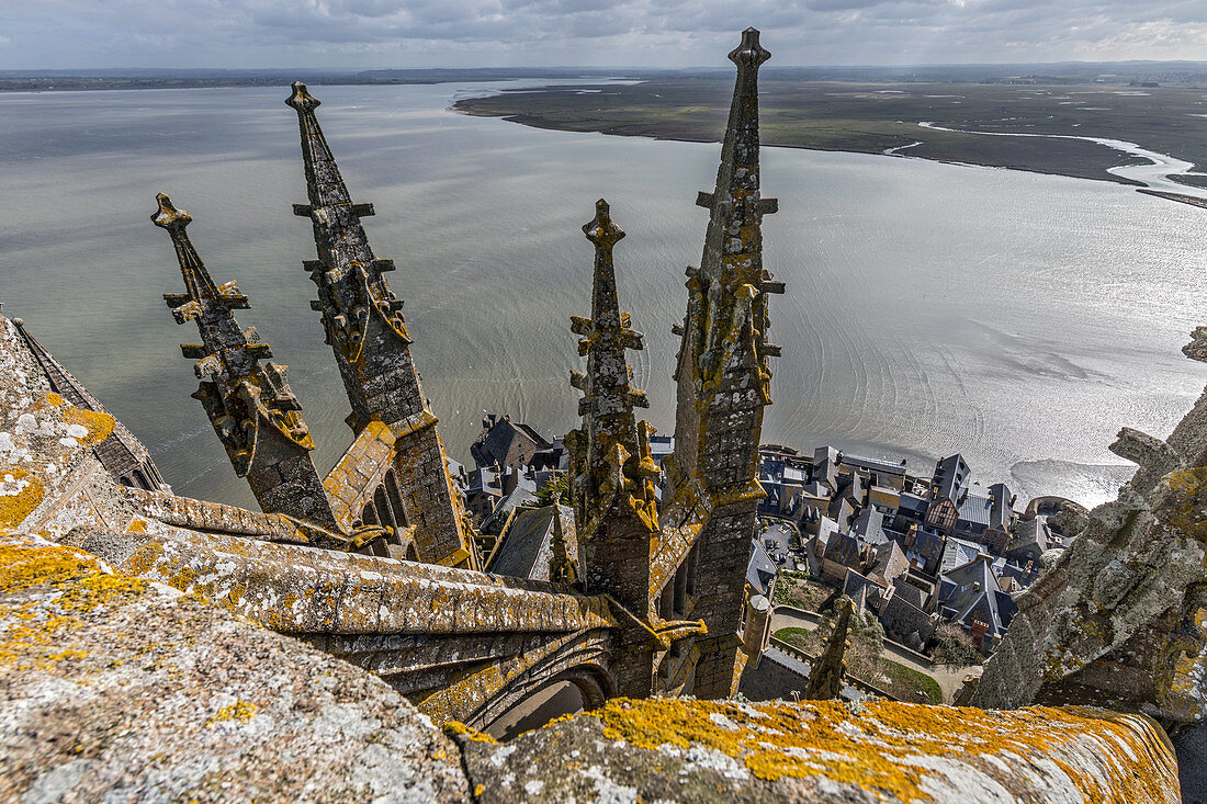 Blick auf die Turmspitze von der Abtei von Mont-Saint-Michelmit und auf die Bucht, Frankreich