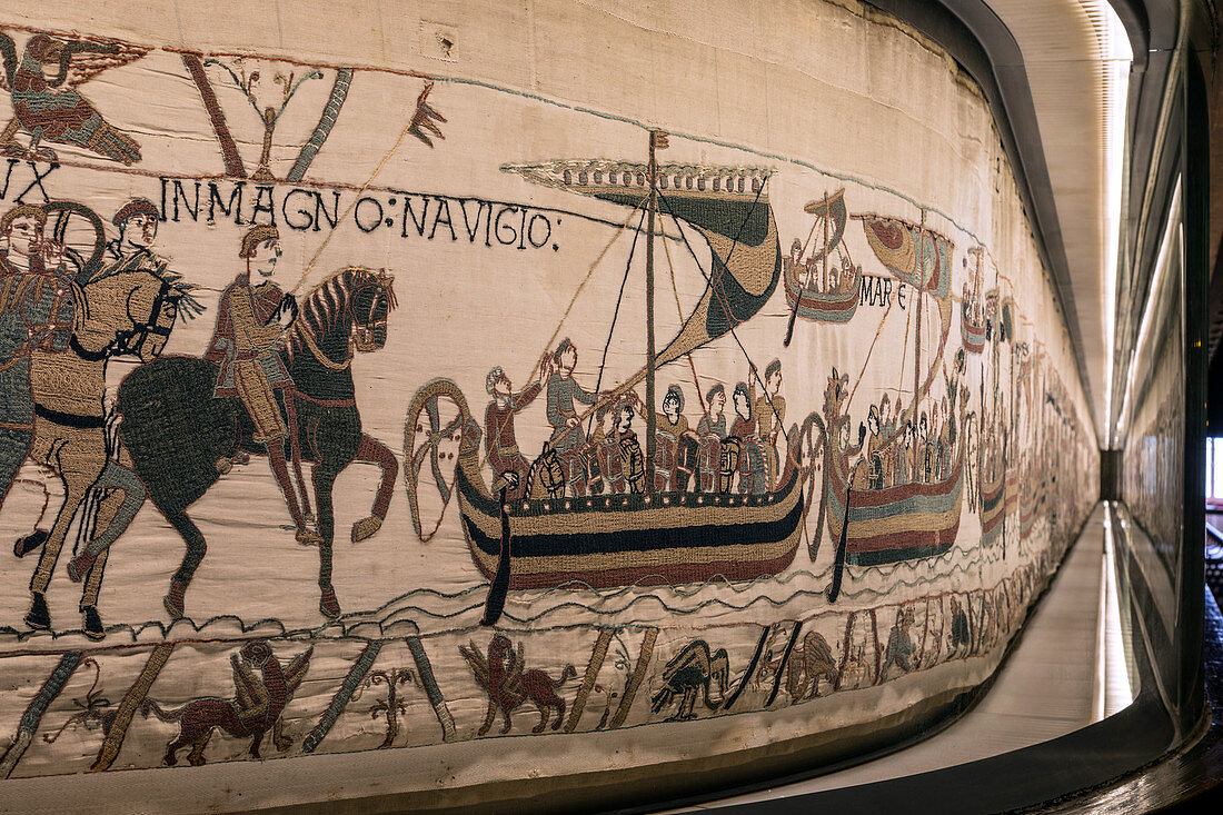 Darstellung auf dem Teppich von Bayeux aus 1077, Wilhelms Überfahrt mit seiner Armee über denKanal, Unesco Weltdokumenterbe, Bayeux, Frankreich