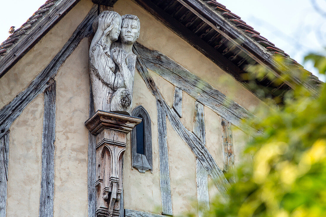 Bemalte Holzskulptur Händchen haltenden Paares, Rue Du Mur, Stadt Dreux, Eure-Et-Loir, Frankreich