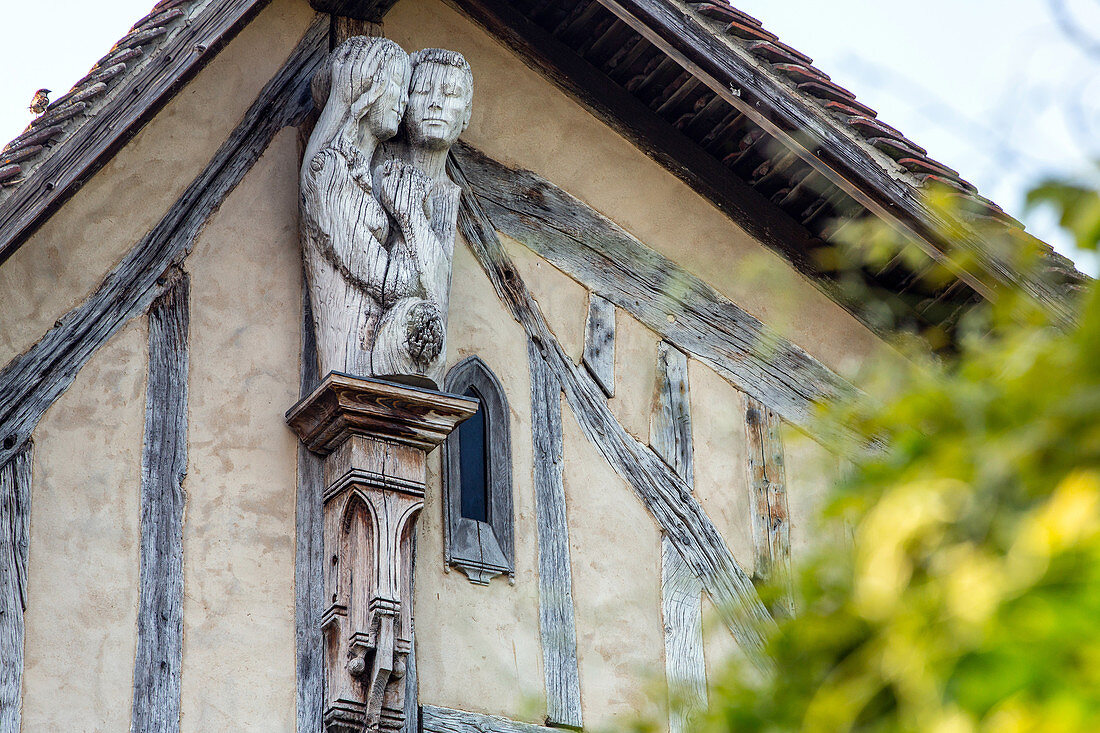 SCULPTURE IN PAINTED WOOD OF A COUPLE HOLDING HANDS, RUE DU MUR, CITY OF DREUX, EURE-ET-LOIR (28), FRANCE