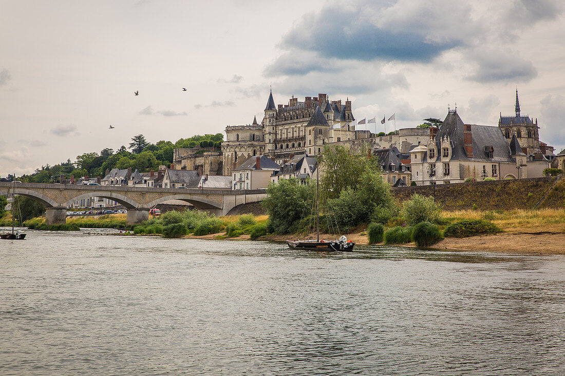 Blick über der Loire auf das Schloss Amboise, Loir Et Cher, Region Center Val De Loire, Frankreich