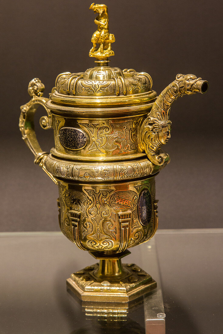 HOT CHOCOLATE POT OF CARVED AND ENGRAVED GILDED SILVER, GIVEN BY LOUIS XIV TO MARIE-SOL DE LOHOBIAGUE TO THANK HER FOR HER HOSPITALITY, MADE BY ANDRES DE GOMORA, ORFEVRE, DONOSTIA - SAN SEBASTIAN, LATE 16TH CENTURY