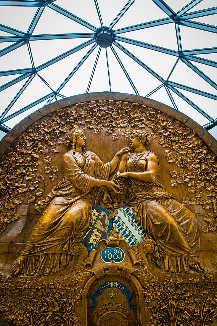 Eingangshalle des Hauses von Champagne Mercier und Foudre Mercier, am 7. Mai 1889 erreichte der Foudre Mercier, der von 24 Oxen aus Epernay gezogen wurde, die Weltausstellung in Paris, unter dem Beifall von Menschen den Eiffel-Turm, der Bau des 'Foudre' (Bottich) dauerte 16 Jahre, Epernay, Marne, Grand Est Region, Frankreich