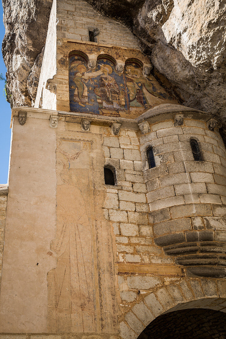 Fresken aus dem 12. Jahrhundert an der Aussenwand der Kapelle Saint-Michel, Darstellung von Verkündigung und Heimsuchung, Rocamadour, Lot, Okzitanien, Frankreich