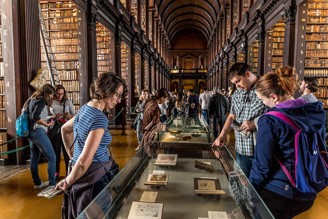 Der Long Room, Bibliothek des Trinity College Dublin, Universität aus dem 16. Jahrhundert, Dublin, Irland