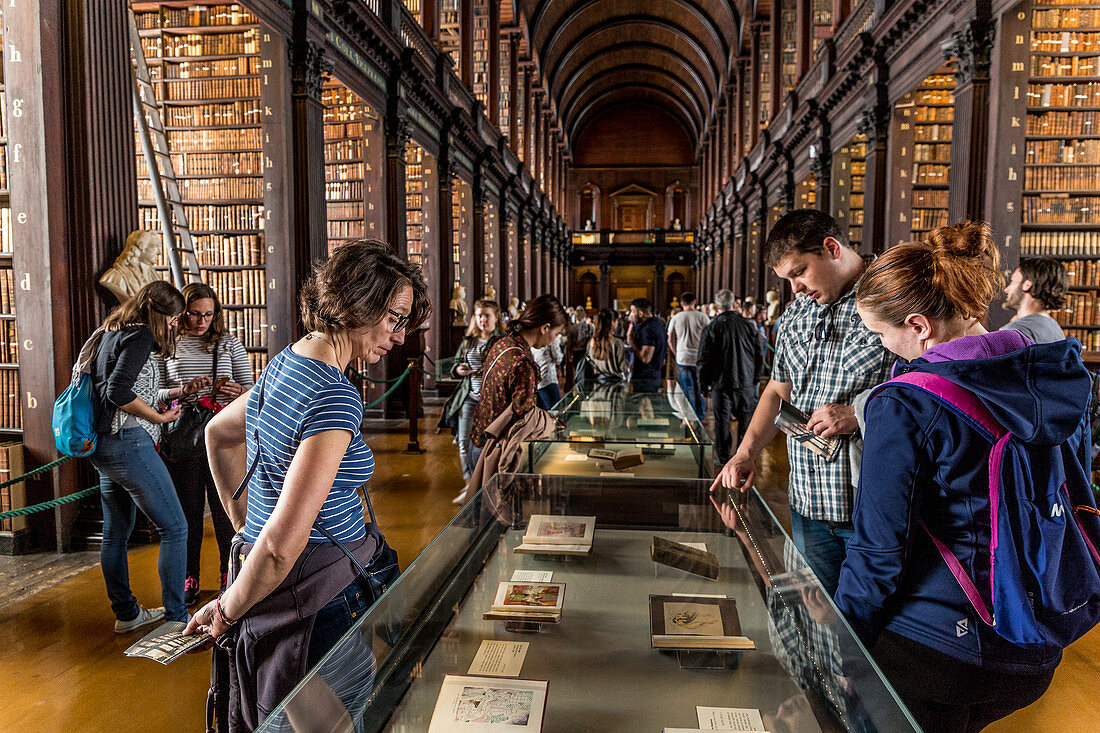 THE LONG ROOM, LIBRARY AT TRINITY COLLEGE OF DUBLIN UNIVERSITY DATING FROM THE 16TH CENTURY, DUBLIN, IRELAND