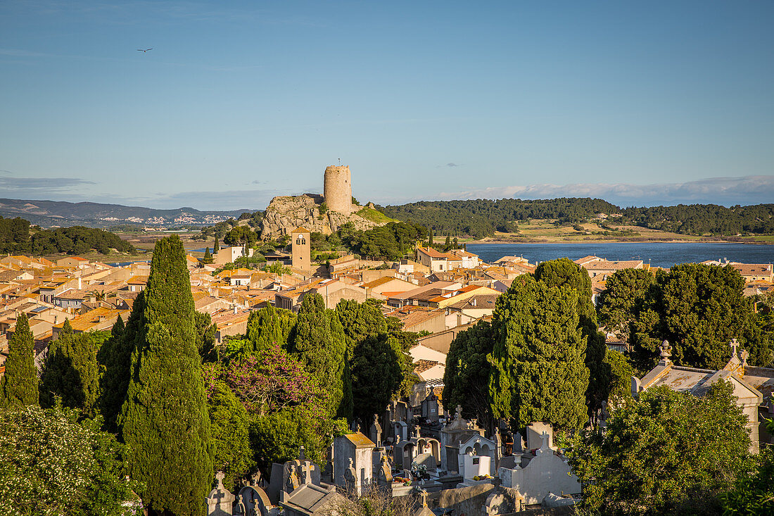 Blick auf das Dorf und den Barberousse Turm, Pech des Moulins, Gruissan, Aude, Frankreich