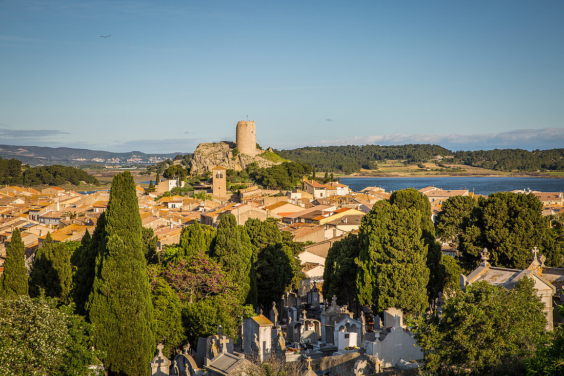 VIEW OF THE VILLAGE AND THE BARBEROUSSE TOWER, PECH DES MOULINS, GRUISSAN, AUDE (11), FRANCE