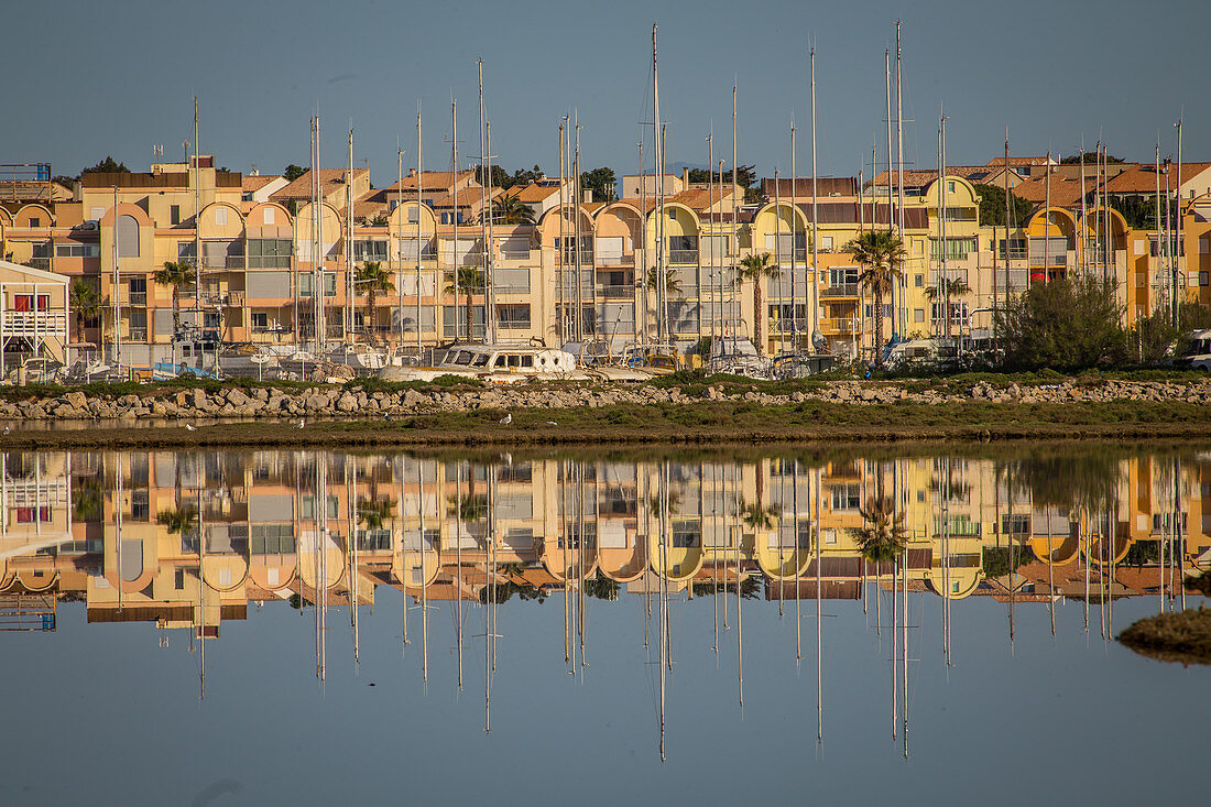 Blick auf den Hafen am rechten Ufer des Gruissan, Marina, Gruissan, Aude, Frankreich