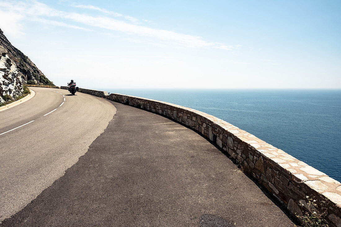 Motorradfahrer an der Westküste von Cap Corse, Korsika, Frankreich