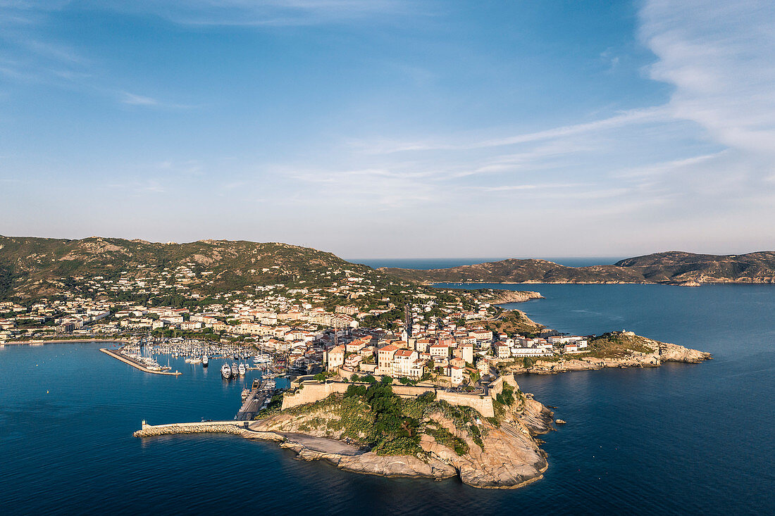 Luftaufnahme von Calvi, im Vordergrund die Zitadelle, Korsika, Frankreich