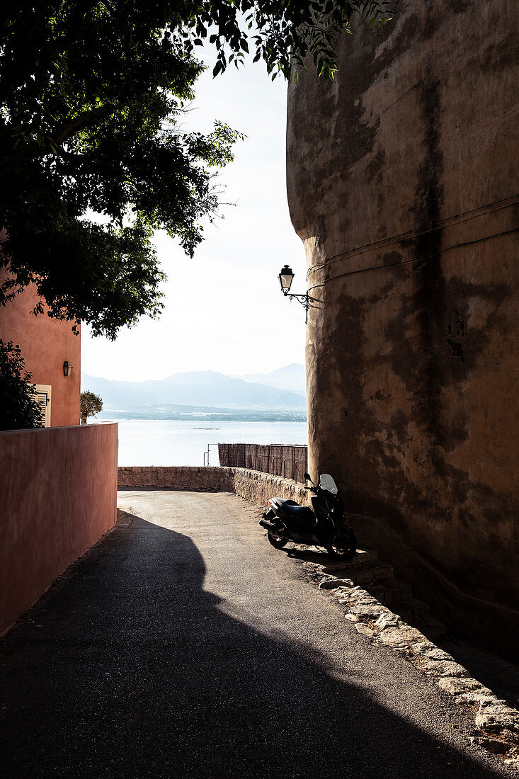 Motorroller in den Gassen der Zitadelle von Calvi, Korsika, Frankreich