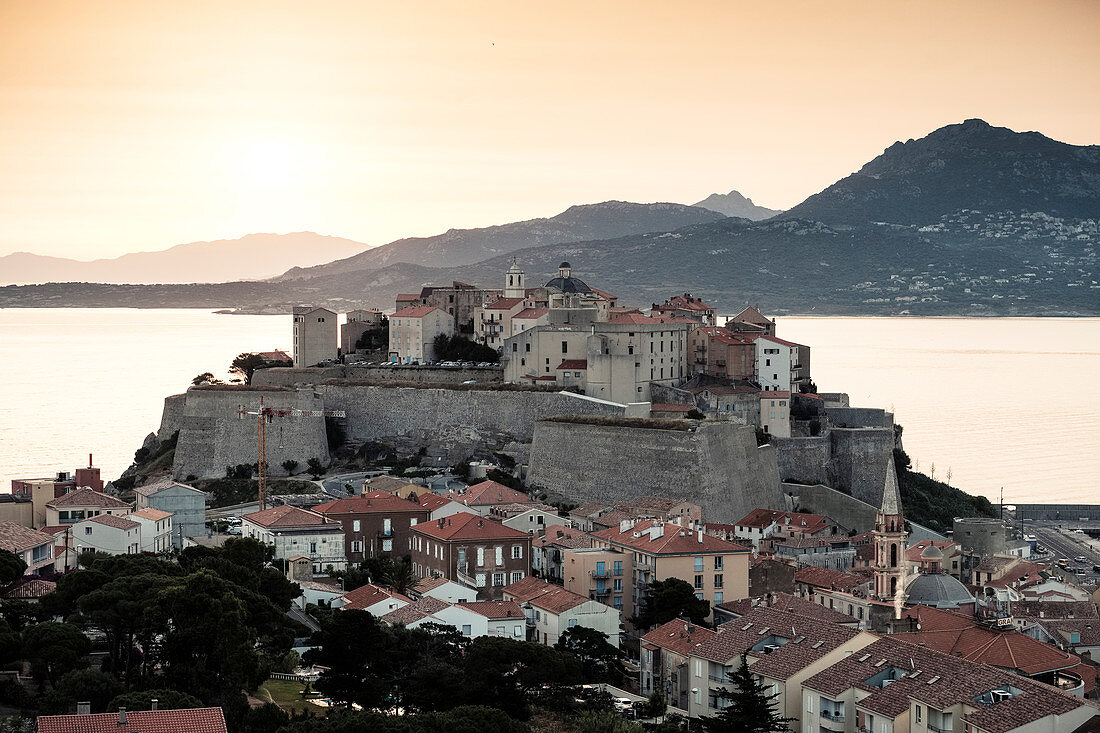 Blick von der Zitadelle auf Calvi bei Sonnenaufgang, Korsika, Frankreich