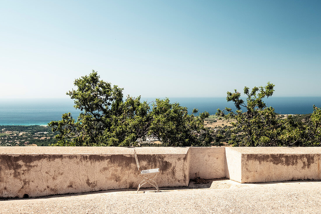 Blick aus dem Bergdorf Pigna bei Calvi, zum Meer, Korsika, Frankreich