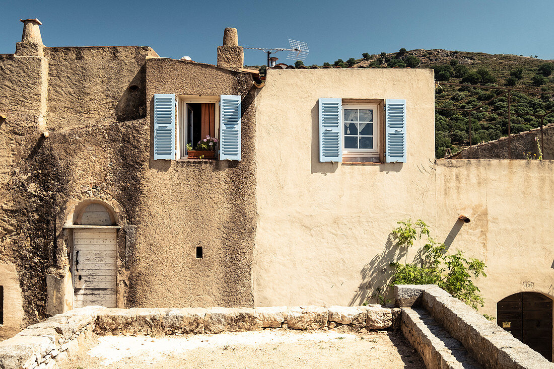 Häuserfassaden im Bergdorf Pigna bei Calvi, Korsika, Frankreich