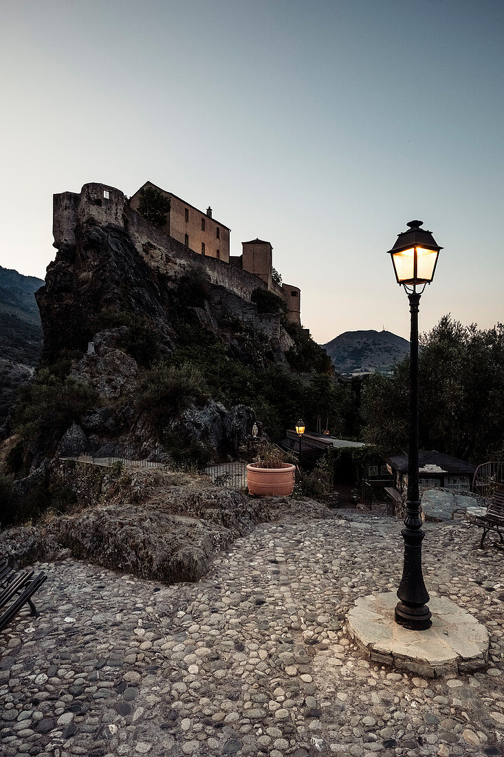 Zitadelle und Straßenlaterne in Abenddämmerung, Corte, "die heimliche Hauptstadt Korsikas", Korsika, Frankreich