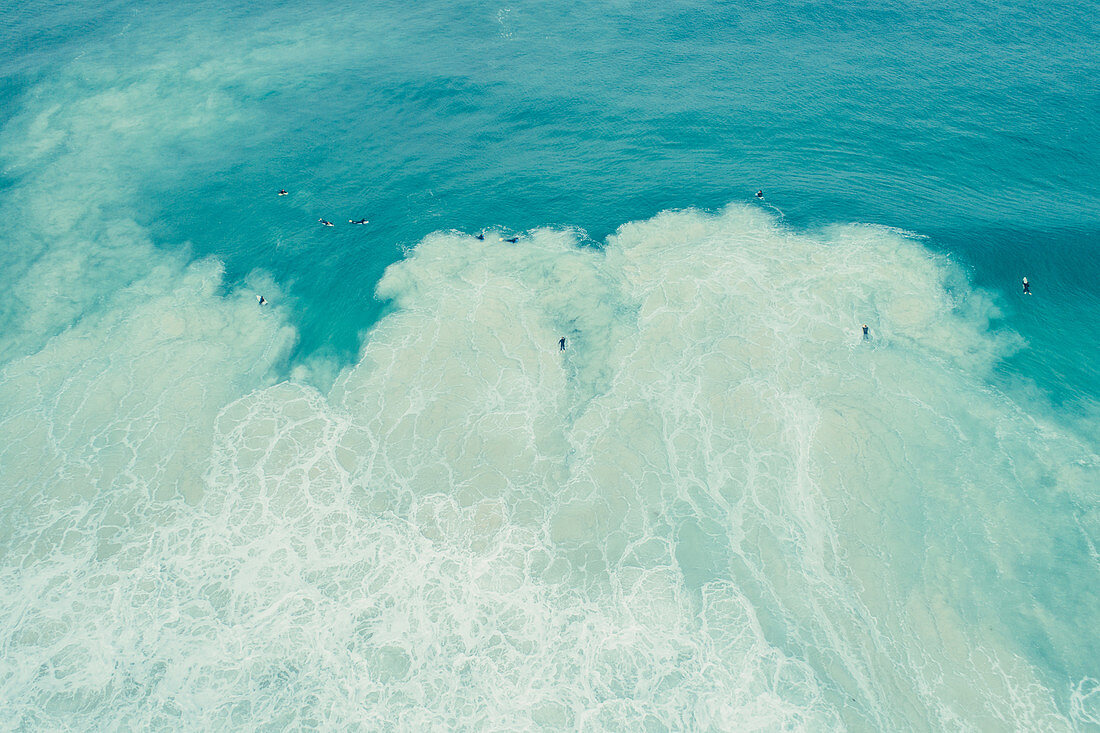 Surfer im Wasser an der Bucht von Boodjedup bei Margaret River, Westaustralien, Australien, Ozeanien