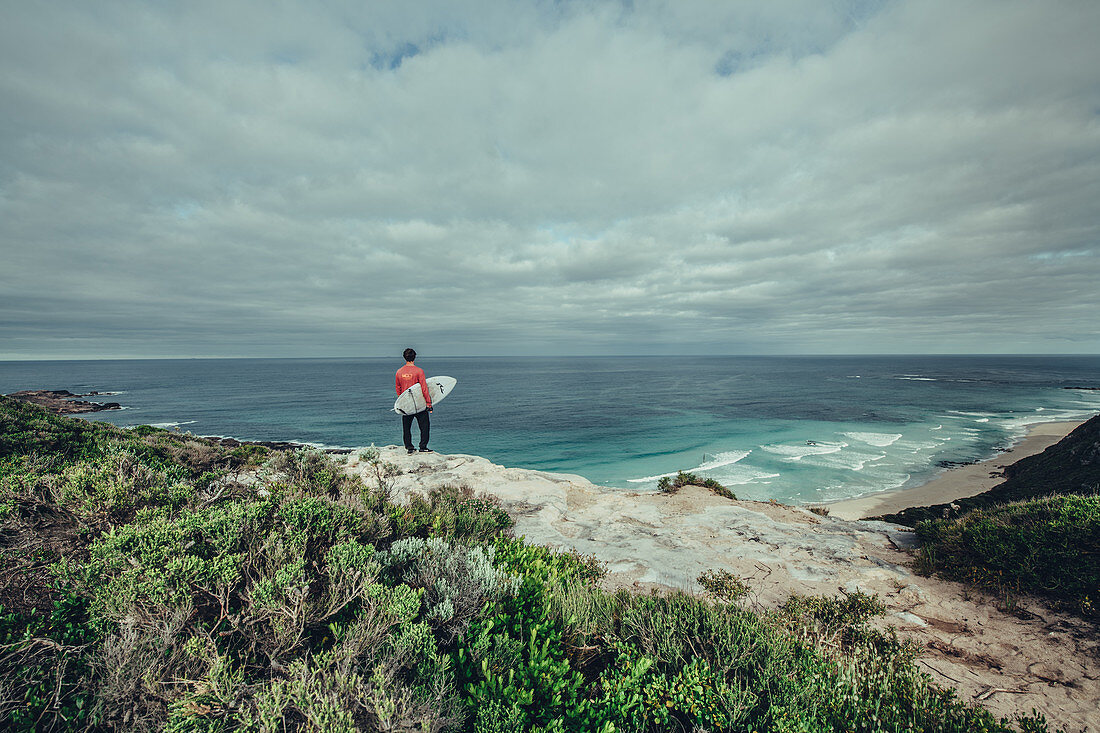 Surfer an der Bucht von Contos bei Margaret River, Westaustralien, Australien, Ozeanien